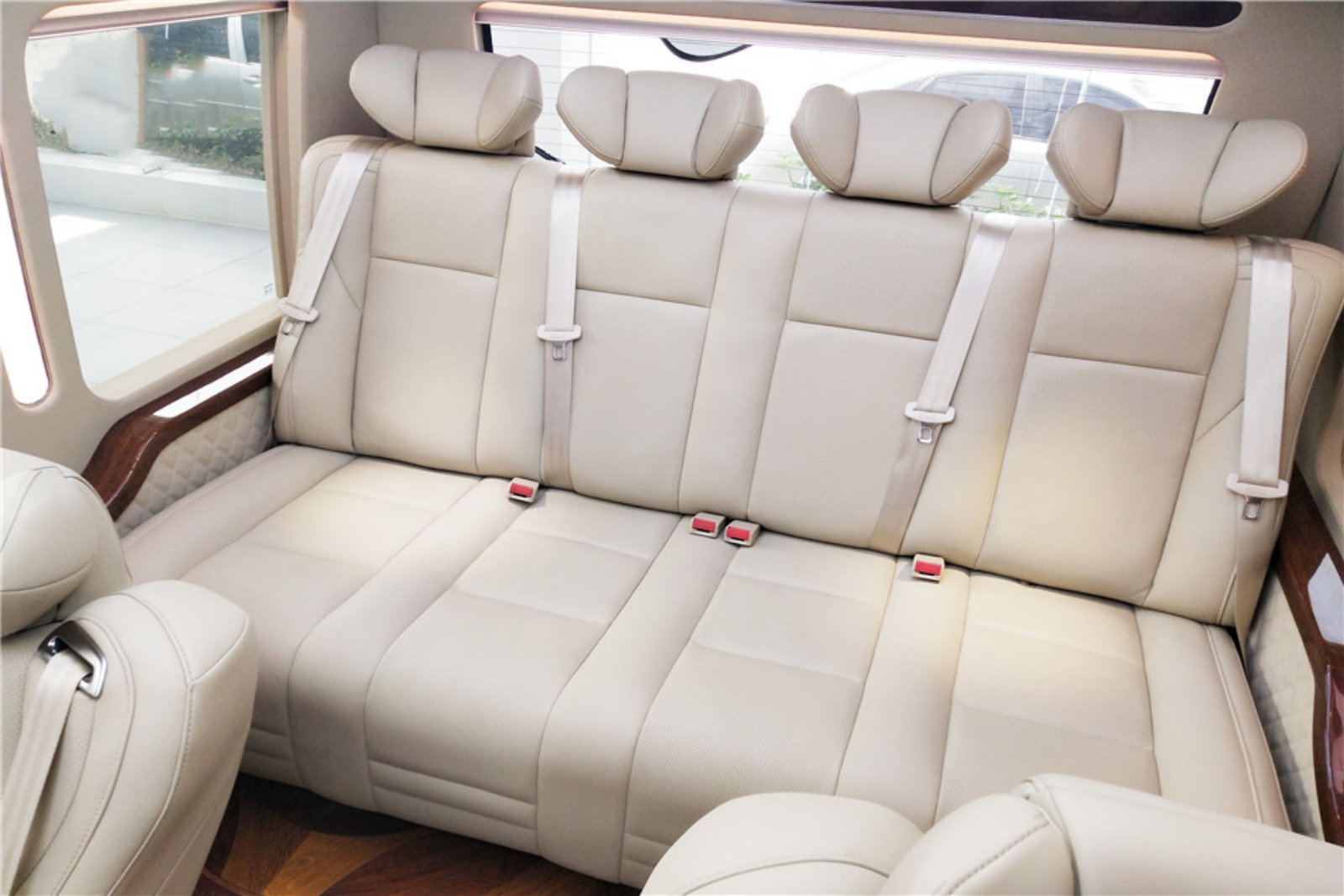 豐田考斯特12座蒙娜麗莎版